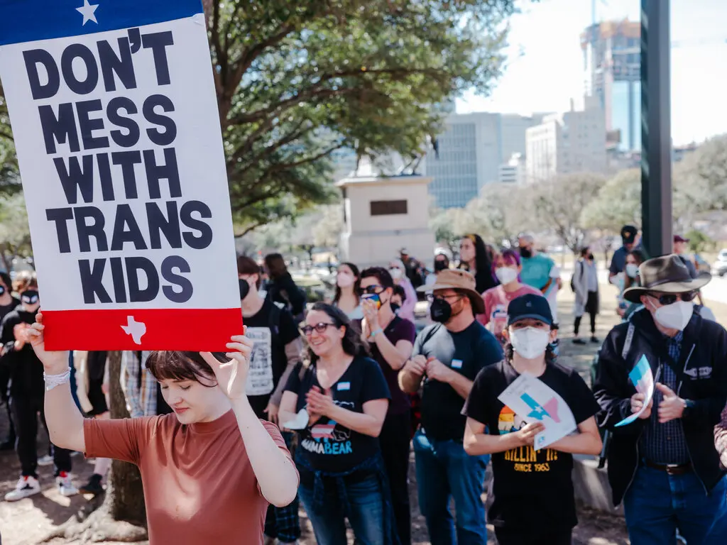 Foto di una protesta in Texas contro la lettera del Governatore. Fonte